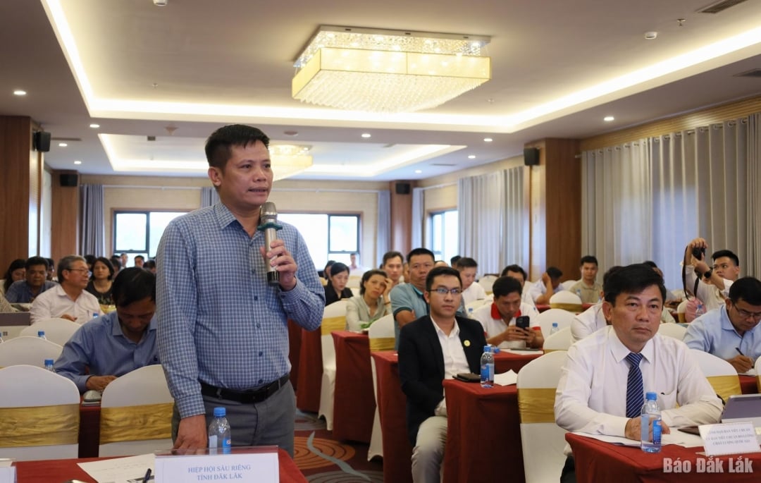 តំណាង​សមាគម​ទុរេន​ដាកឡាក់​បាន​សួរ​សំណួរ​អំពី​ស្តង់ដារ​ឧស្សាហកម្ម​ទុរេន​ក្នុង​សិក្ខាសាលា។