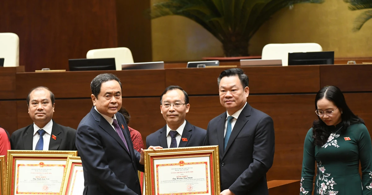 National Assembly Delegate of Bac Kan province honored to receive Certificate of Merit from National Assembly Standing Committee