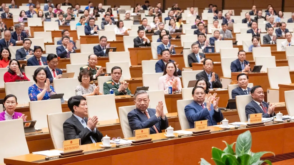 Generalsekretär To Lam, Präsident Luong Cuong, Premierminister Pham Minh Chinh und Delegierte nehmen an der Abschlusssitzung des Treffens am Morgen des 27. Juni teil. Foto: VIET CHUNG