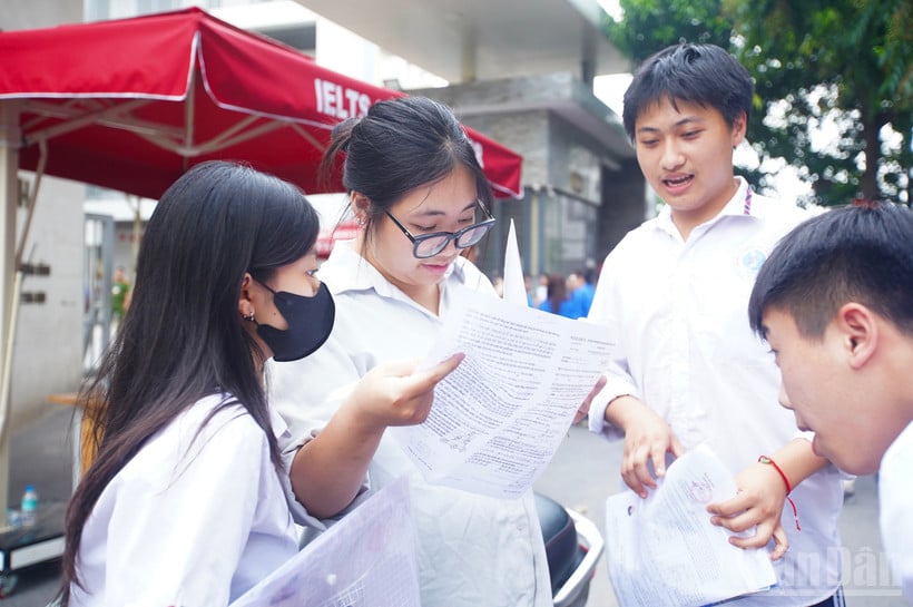 2025年高校卒業試験、数学試験後の受験生たち（写真：THE DAI）