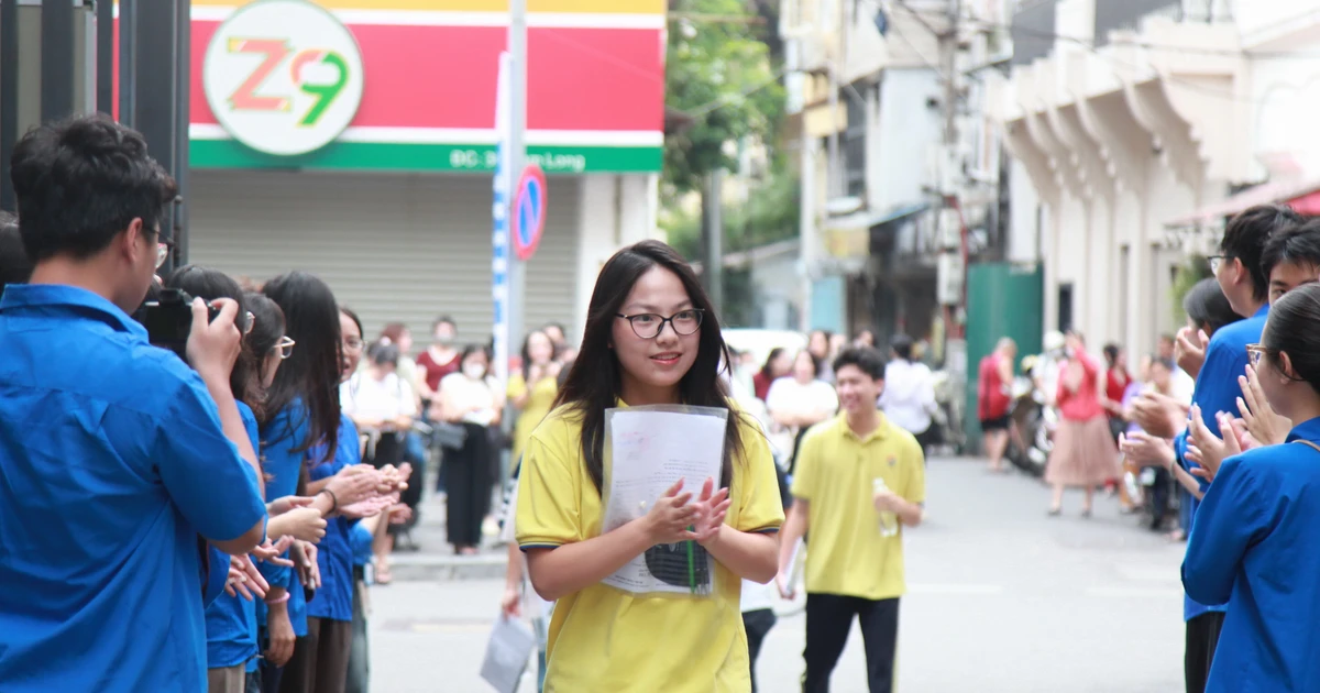 Bộ GD&ĐT cho biết, thông tin chung về tình hình vi phạm quy chế thi của thí sinh trong buổi sáng 27/6 - Kỳ thi tốt nghiệp THPT năm 2025 như sau: Mức độ Năm 2025 Năm 2024 Khiển trách 0 0 Cảnh cáo 0 0 Đình chỉ 5 11 Tổng cộng 5 11 Sáng ngày 27/6, thí sinh dự thi theo Chương trình giáo dục phổ thông 2018 dự thi bài thi tự chọn gồm 2 môn thi trong số các môn được học ở lớp 12. Các thí sinh dự thi theo Chương trình giáo dục phổ thông 2006 dự thi Bài thi Khoa học tự nhiên/Khoa học xã hội. Cụ thể như sau: Chương trình GDPT Tổng số thí sinh ĐKDT Số thí sinh dự thi Tỷ lệ dự thi 2018 1.134.023 1.129.564 99,61 % 2006 21.554 17.705 82,14 % Tổng hợp 1.155.577 1.147.269 99,28 % Chiều nay, các thí sinh dự thi Chương trình GDPT 2006 sẽ tiếp tục dự thi môn thi cuối cùng: Ngoại ngữ.