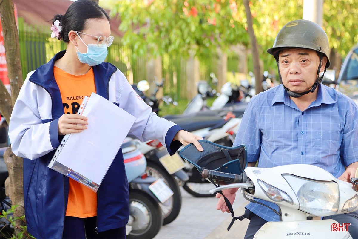 Hôm nay, hơn 17.3000 thí sinh ở Hà Tĩnh bước vào ngày thi thứ 2 - ngày thi cuối cùng của Kỳ thi tốt nghiệp THPT năm 2025. Cùng các sĩ tử "vượt vũ môn" là sự đồng hành của gia đình, thầy cô, các lực lượng chức năng và cả cộng đồng.