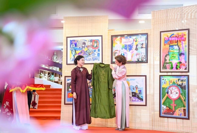 Phu nhân Tổng Bí thư Ngô Phương Ly và Tổng Giám đốc UNESCO Audrey Azoulay dự Triển lãm “Chúng tôi CÓ THỂ” - Ảnh 3.