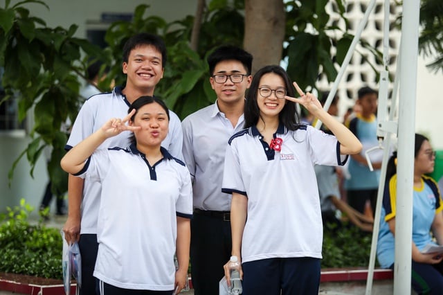 Thi tốt nghiệp THPT 2025: Xem gợi ý giải đề thi môn tiếng Anh tại đây - Ảnh 1.