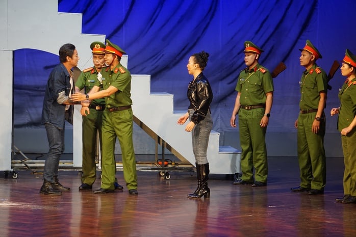 "Lạc lối" – Cú chạm sâu của Ca kịch Huế với hình tượng người chiến sĩ CAND - Ảnh 1.