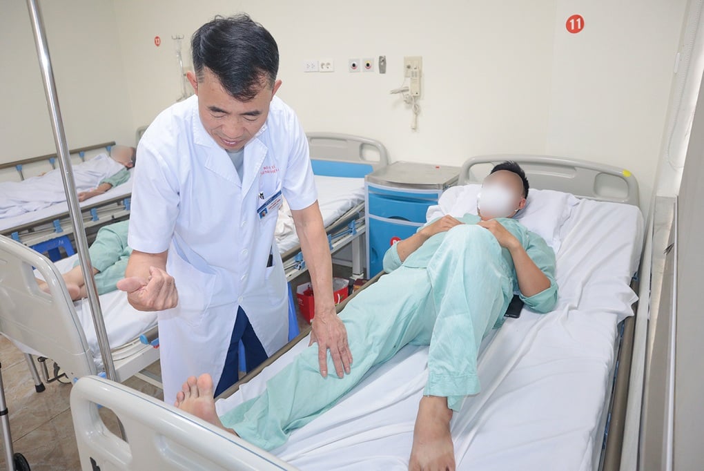 Bị thiết bị bay chém vào người, nam bệnh nhân ở Hà Nội chảy máu ồ ạt - 1