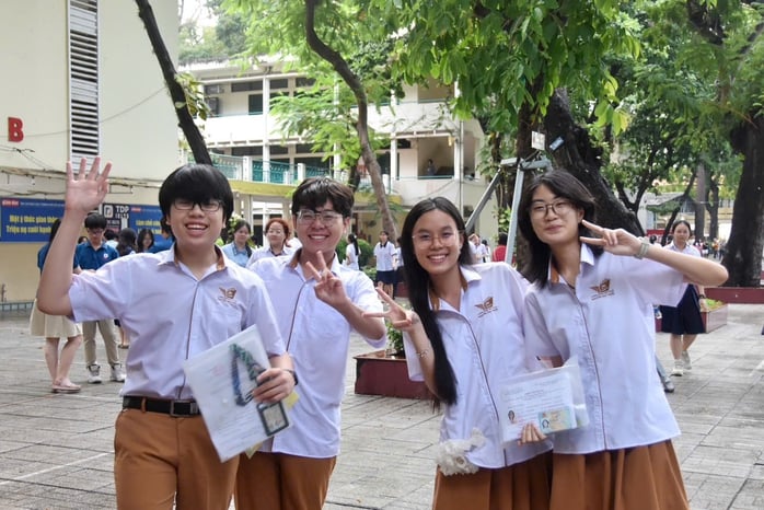 Ngày đầu thi tốt nghiệp THPT 2025: Đề thi mẫu mực, độc đáo- Ảnh 1.