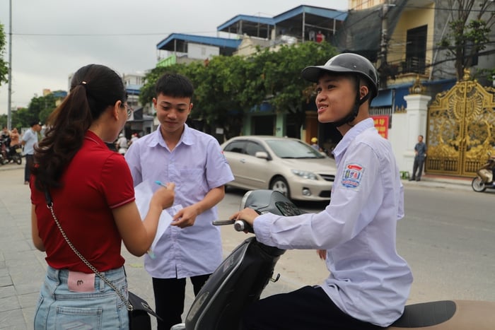 Điểm danh từng em, phá khóa lấy CCCD: Chuyện chưa kể về sự tận tâm của thầy cô trong mùa thi tốt nghiệp- Ảnh 1.