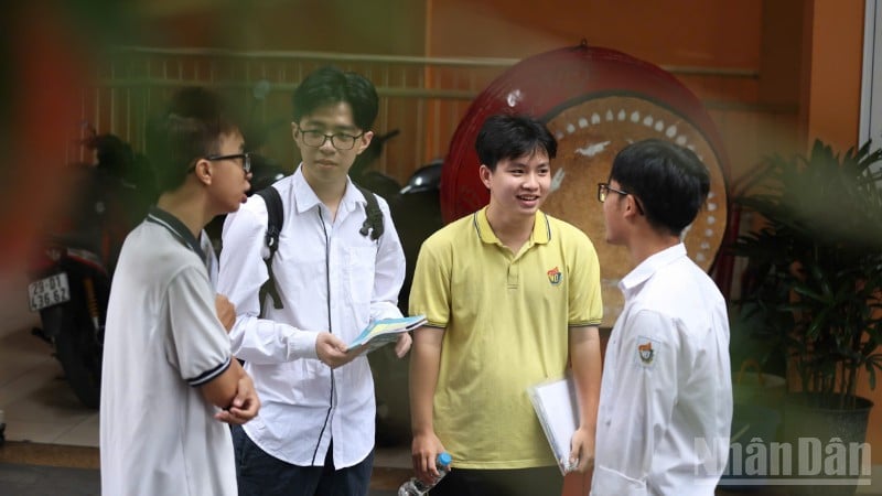 Candidates in the 2025 high school graduation exam, morning of June 27 (Photo: DAI THANG)