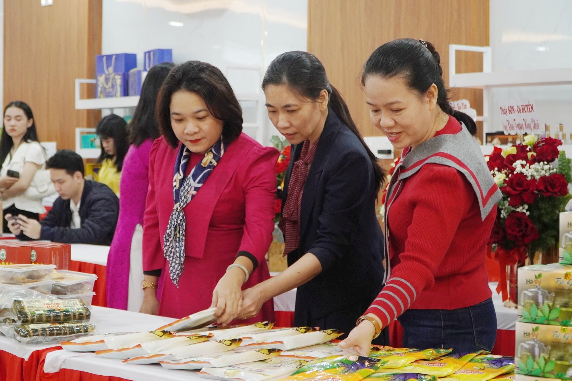 Khu trưng bày sản phẩm khởi nghiệp Quảng Nam có hơn 300 sản phẩm của 50 gian hàng. Ảnh: PHAN VINH