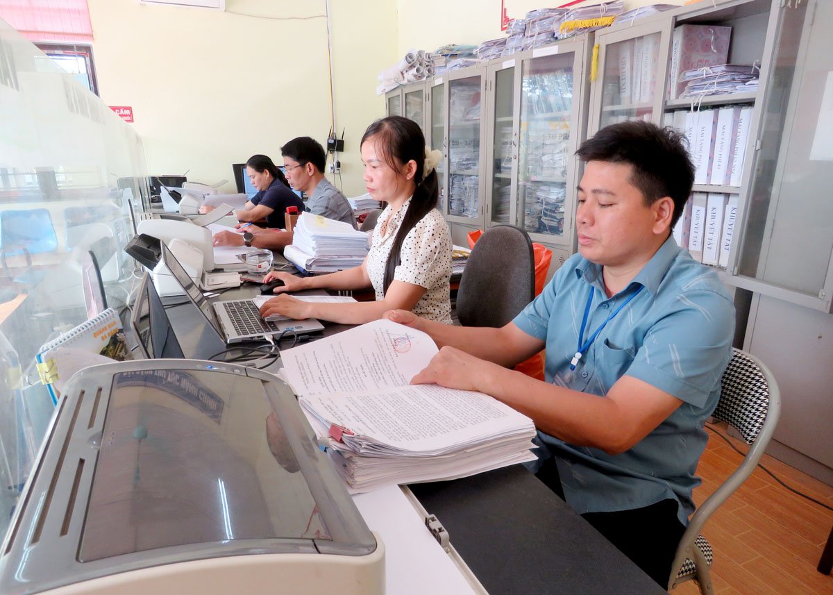 Officials of Xuan Giang commune (Quang Binh) check documents and books before storing them in the archive.