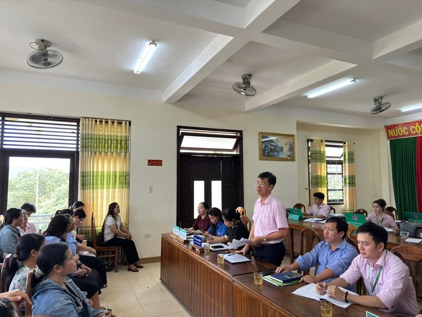 Ông Phan Văn Pháp - Giám đốc Chi nhánh NHCSXH TP Huế gặp gỡ khách hàng vay vốn tại điểm giao dịch thị trấn A Lưới (huyện A Lưới).