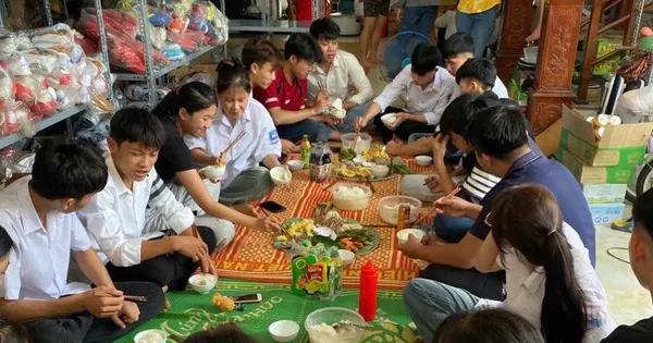 Free lunch and accommodation: Love during exam season from a couple in the mountains