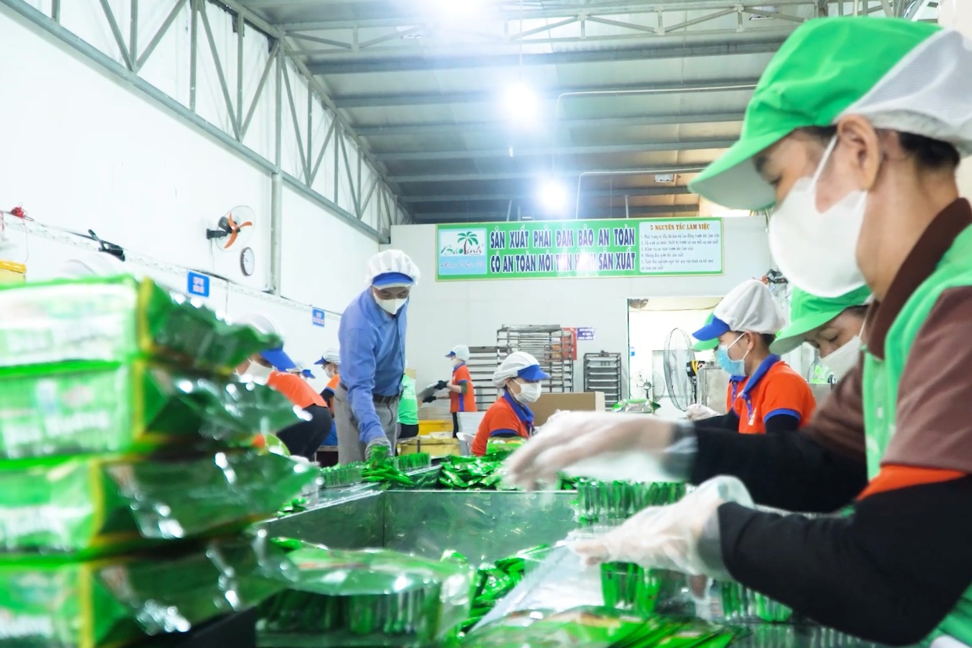 Xưởng sản xuất của HTX Sản xuất - thương mại Bảo Linh cũng vận hành theo quy trình 1 chiều đáp ứng tiêu chuẩn ISO 22000. Ảnh: PHAN VINH