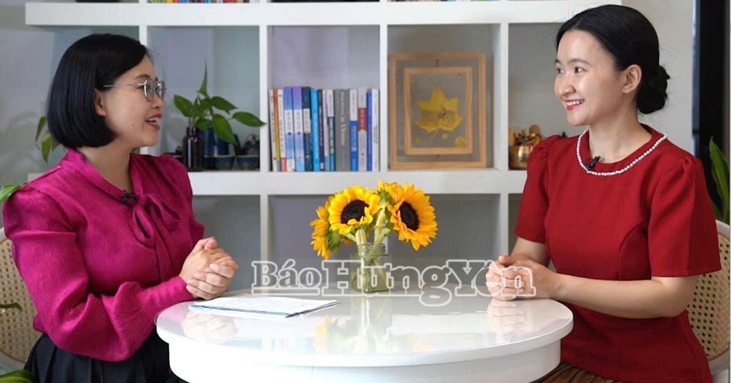 Chuyên gia tâm lý Tuệ An (bên phải) trao đổi với phóng viên trong một chương trình truyền hình của Báo Hưng Yên