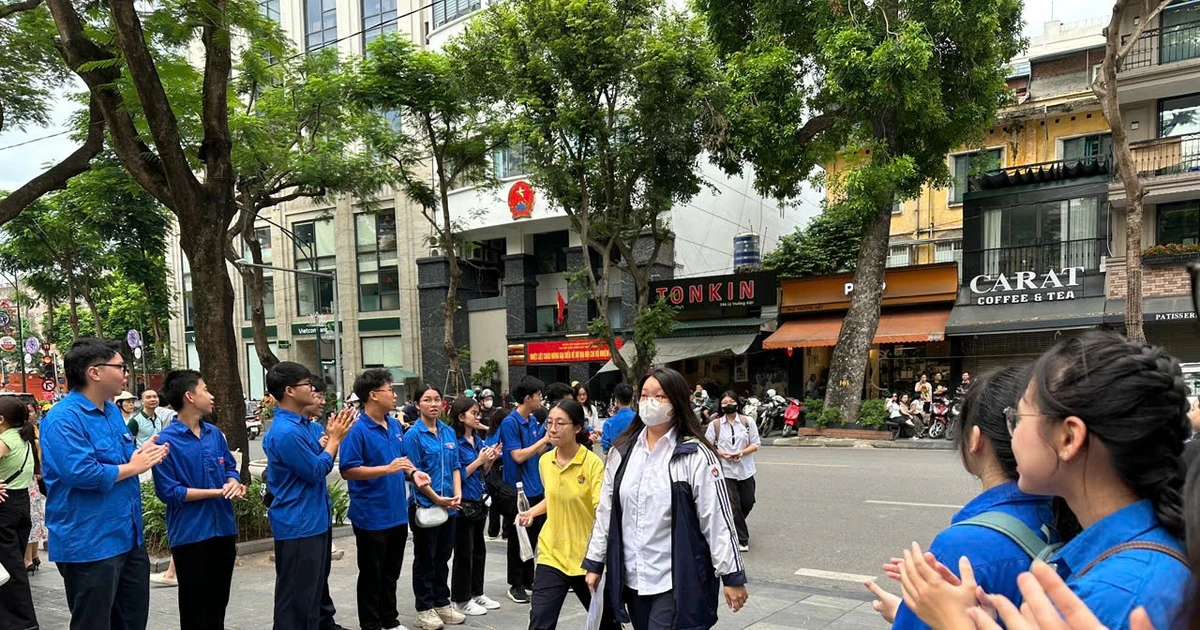 Thí sinh cả nước bước vào làm bài thi tự chọn Kỳ thi tốt nghiệp THPT năm 2025