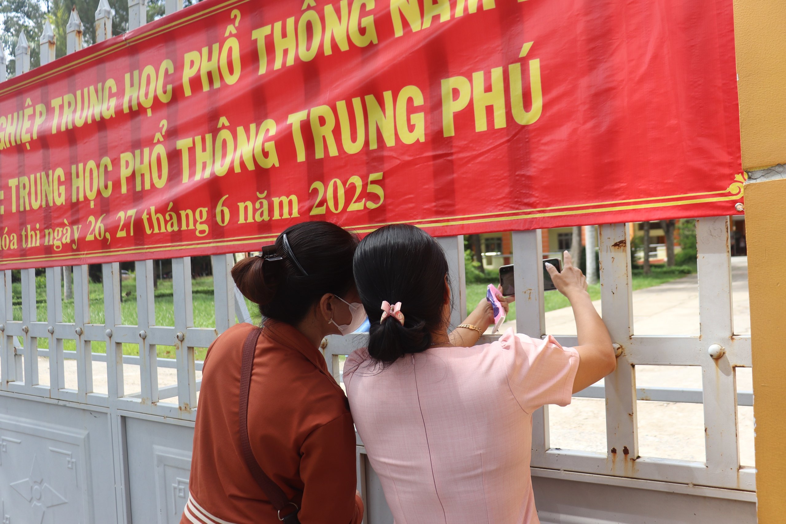 Đứng trước cổng điểm thi tốt nghiệp THPT 2025, thương hơn tấm lòng cha mẹ- Ảnh 12.