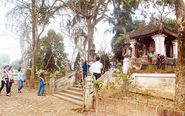 Tourists visit Ngo Quyen tomb relic in Duong Lam village (Son Tay). Photo: DANG ANH