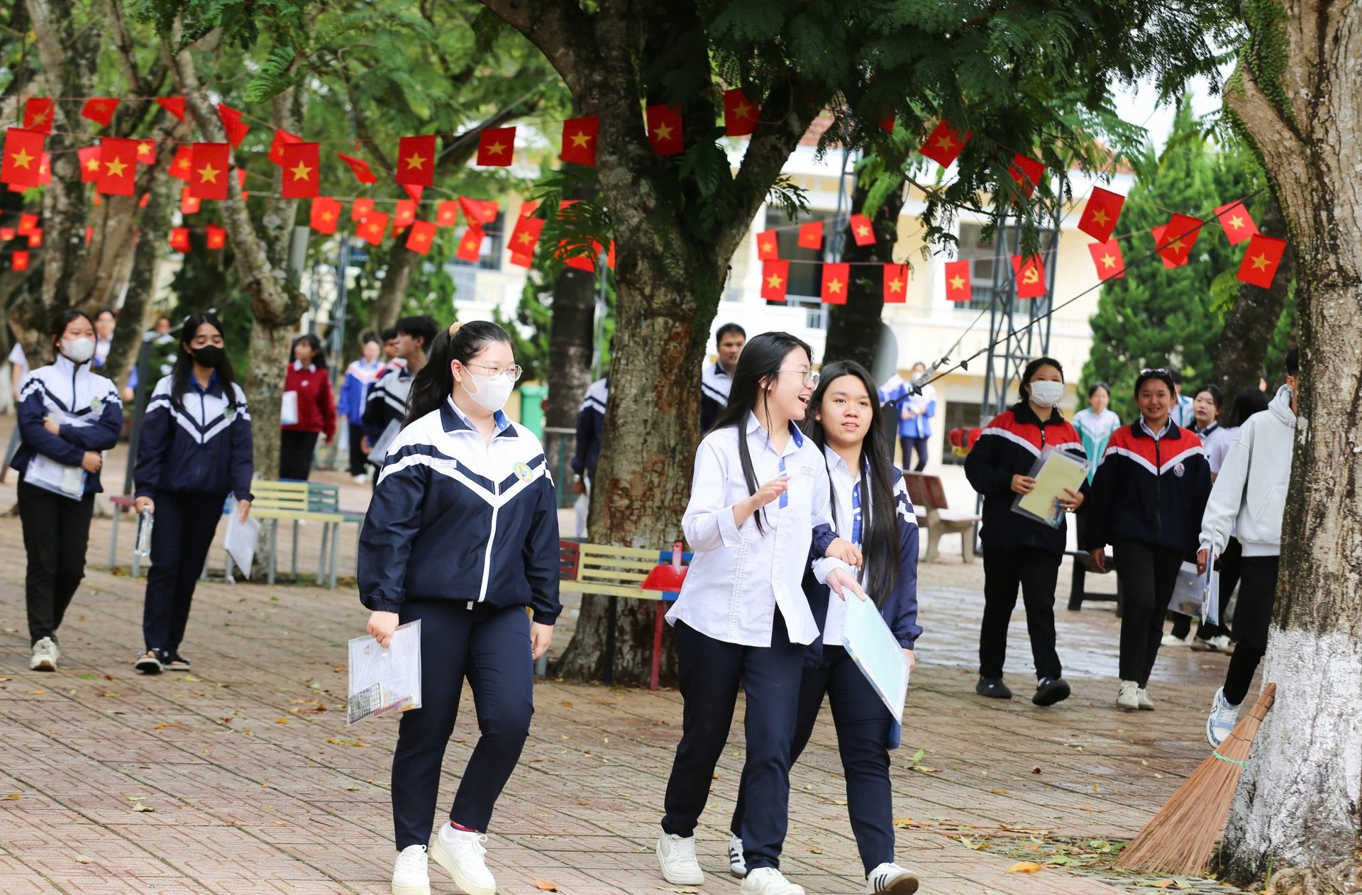 ជាមួយនឹងទំនៀមទម្លាប់នៃការស្ទូឌីយោ វាត្រូវបានគេសង្ឃឹមថាការប្រឡងបញ្ចប់វិទ្យាល័យឆ្នាំ 2025 នឹងបន្តជួយ Lam Dong ចូលទៅក្នុងកំពូលជាមួយនឹងអត្រាប្រឡងជាប់ខ្ពស់បំផុតនៅក្នុងប្រទេស។ (រូបថត៖ Khanh Phuc)