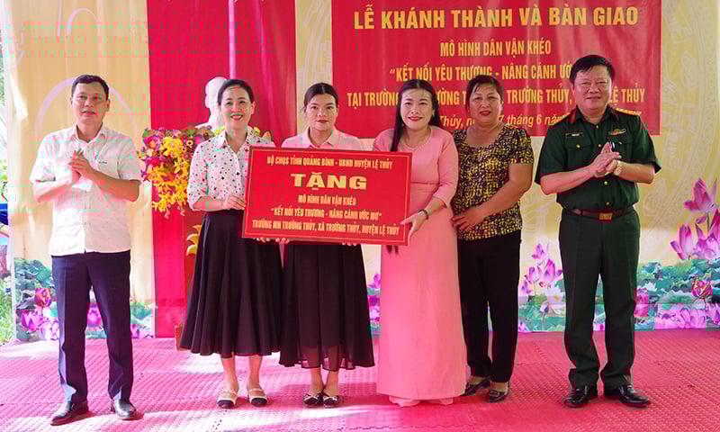 Le colonel Truong Nhu Y, commissaire politique adjoint du commandement militaire provincial de Quang Binh, a présenté le modèle de mobilisation de masse habile « Connecter l'amour - susciter des rêves » à l'école maternelle Truong Thuy.