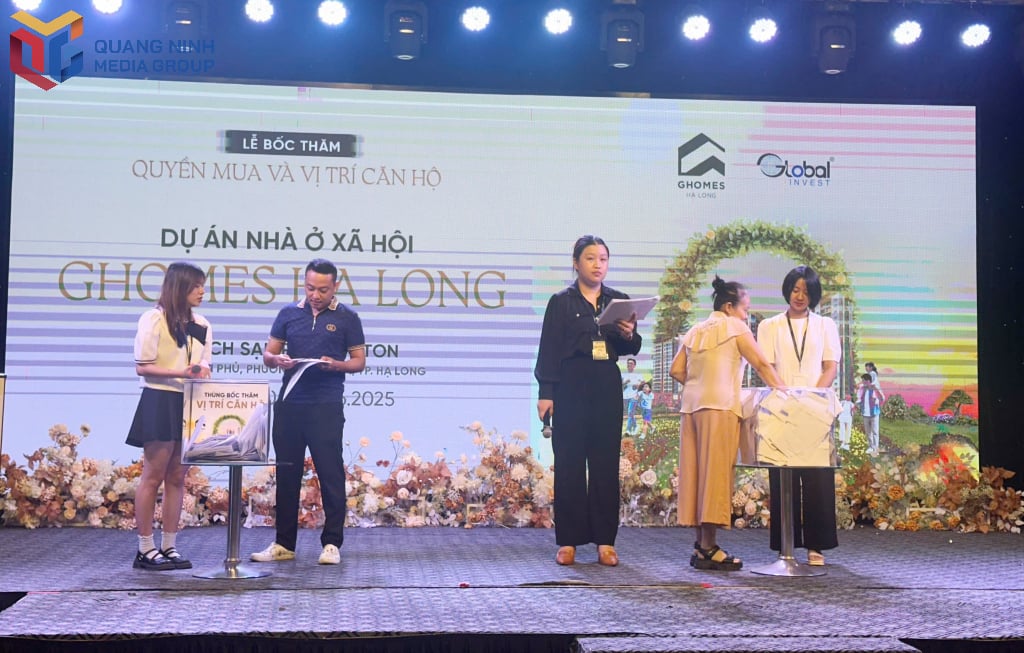 Customers participate in the draw for the right to buy and the location of the apartment.