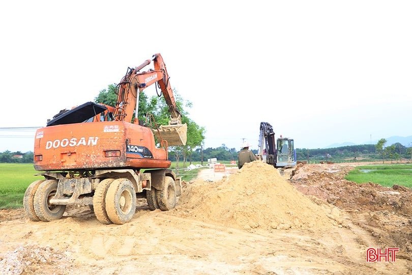 Thời tiết thuận lợi, các nhà thầu đang tăng tốc thi công để đẩy nhanh tiến độ, đảm bảo kế hoạch giải ngân nguồn vốn.