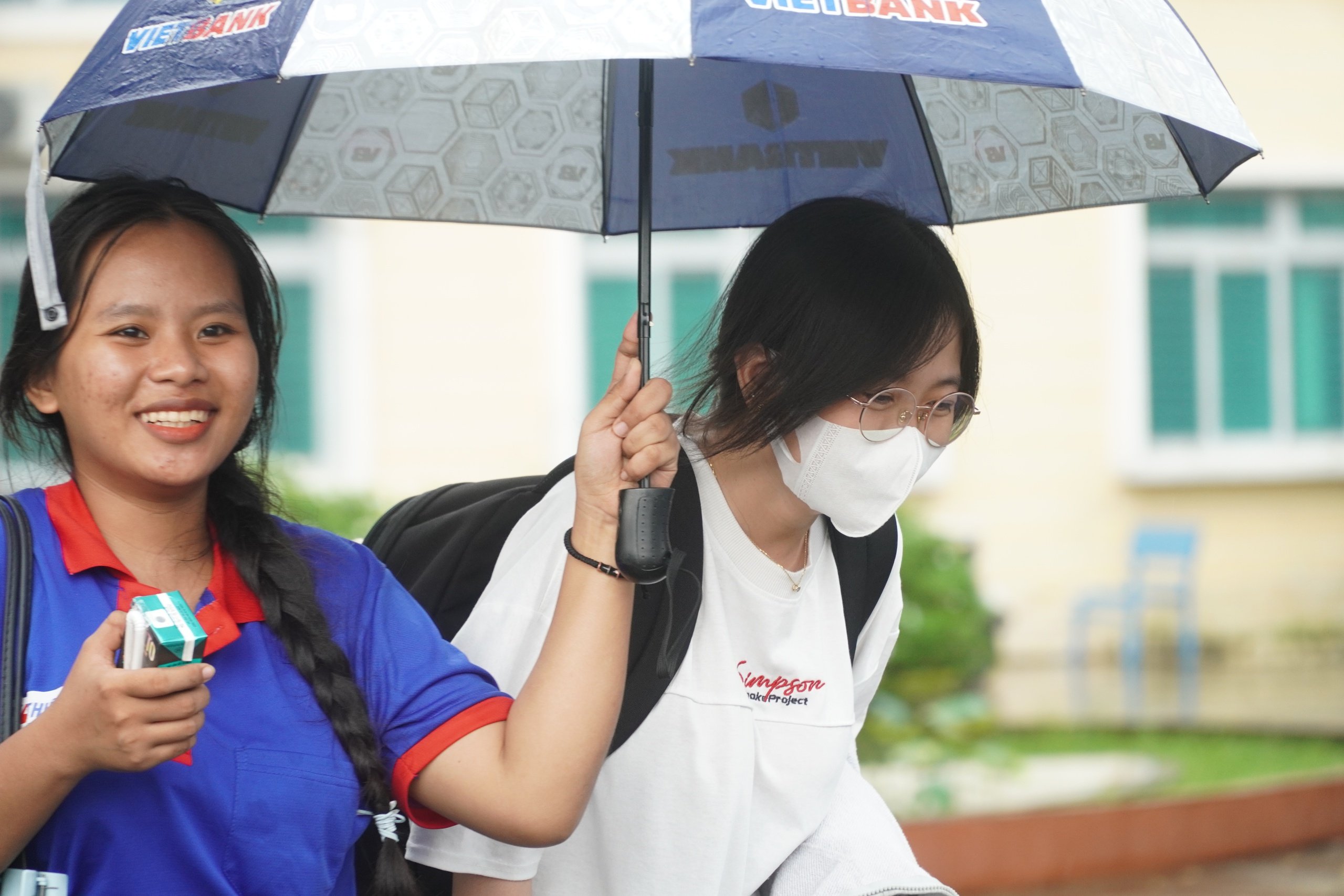 Kết thúc bài thi tiếng Anh, thí sinh tự do phấn khởi 