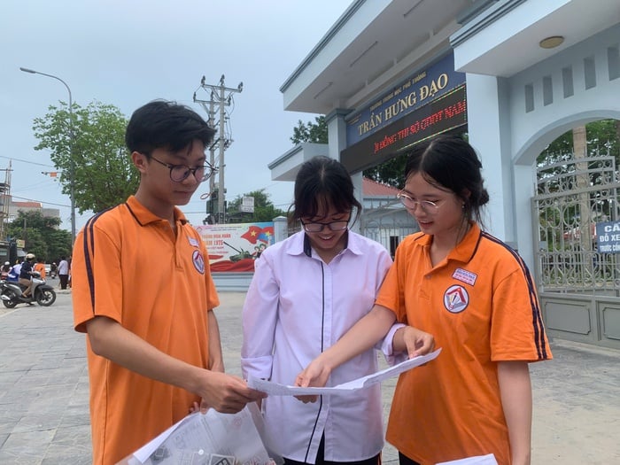 Thi tốt nghiệp THPT 2025: Thí sinh than trời 