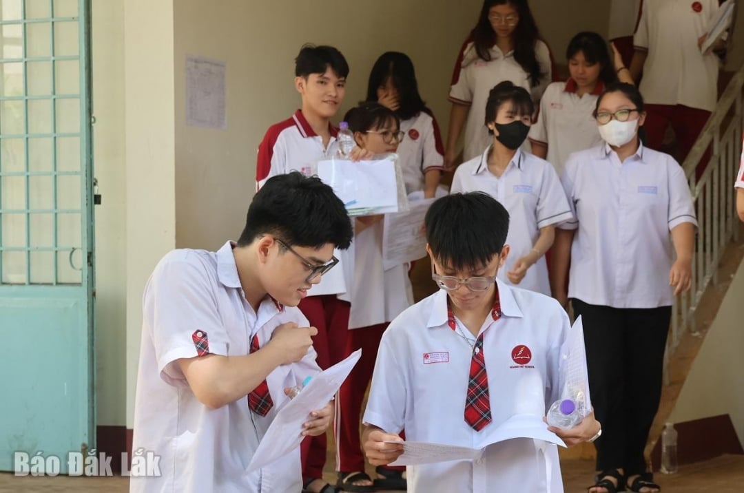 Thí sinh thảo luận về bài thi tự chọn tại Điểm thi Trường THPT Chu Văn An