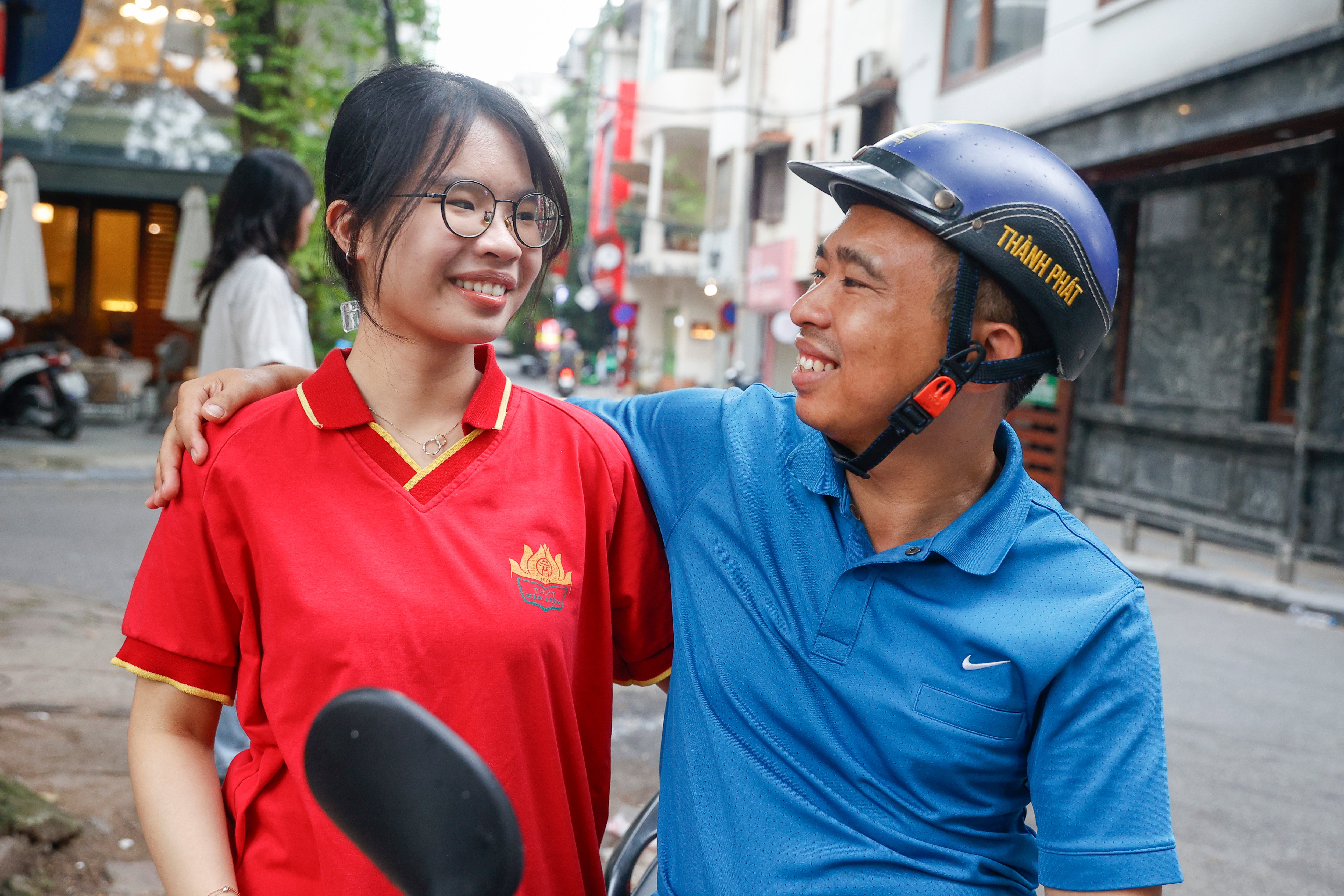 Kỳ thi tốt nghiệp THPT 2025: Thí sinh Hà Nội nhẹ nhõm sau buổi thi cuối - Ảnh 10.