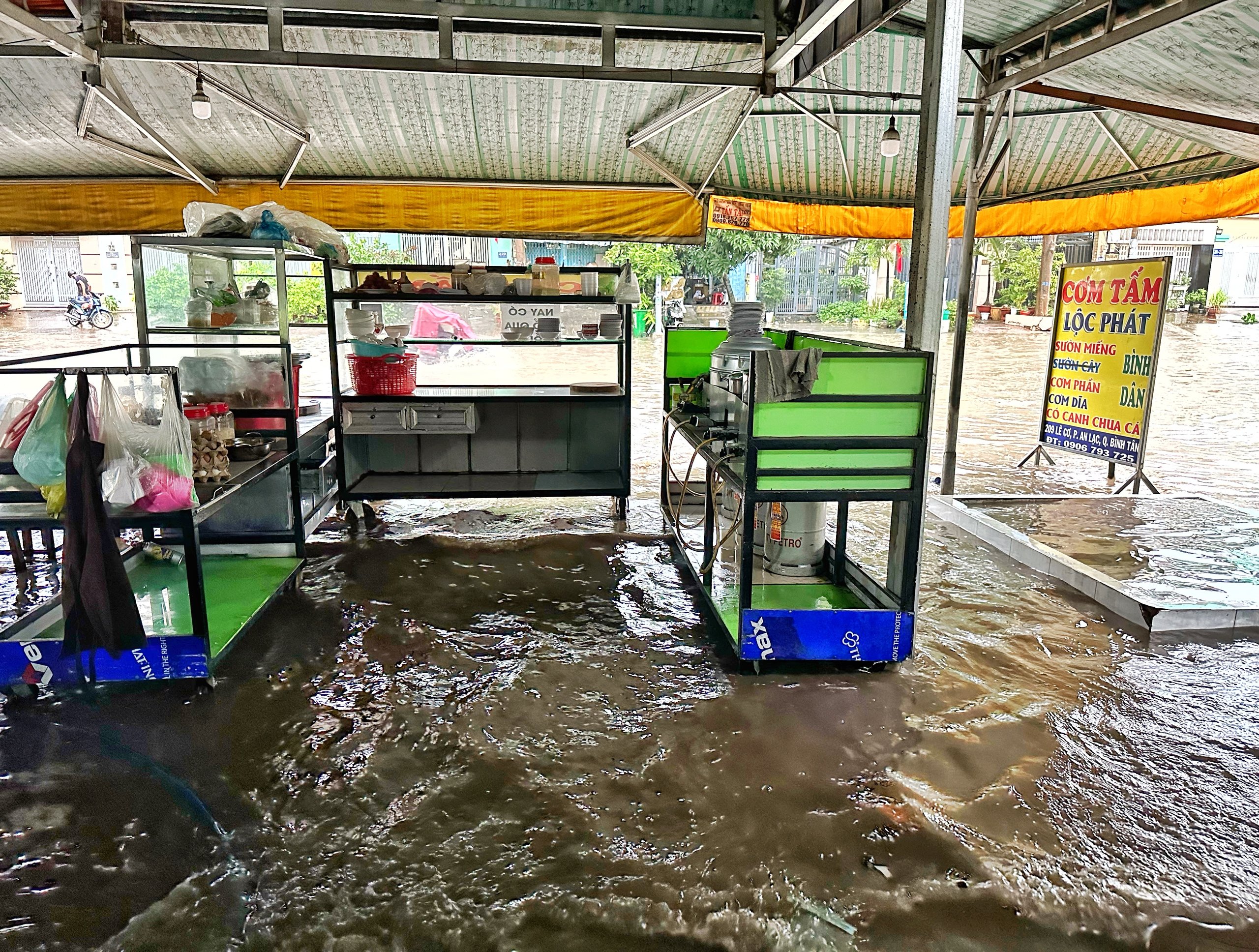 Ám ảnh bán ế của nhiều hàng quán ở TP.HCM: 'Mưa ngập là xác định đóng cửa!' - Ảnh 3.