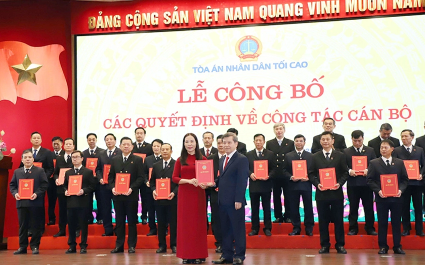 Chánh án TAND tối cao Lê Minh Trí trao quyết định bổ nhiệm bà Nguyễn Thị Tuyết Thanh làm Chánh án TAND tỉnh Đồng Nai sau sáp nhập