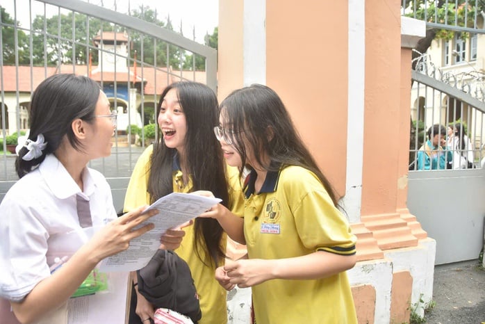 Sĩ tử cười tươi, phụ huynh bật khóc sau kỳ thi tốt nghiệp THPT 2025 - Ảnh 1.