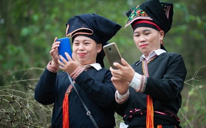 Frauen aus den Hochländern nutzen mittlerweile Smartphones, um ihre Produkte aus der Heimat zu vermarkten. Quelle: Vietnam Women's Union