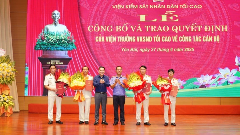 Viện trưởng Viện KSND Tối cao bổ nhiệm 4 Phó Viện trưởng VKSND tỉnh Lào Cai sau hợp nhất gồm các ông Lê Xuân Hùng, Trần Minh Tuấn, Lưu Tuấn Cường và Trần Quốc Tiến. Ảnh: Nguyên Đức.