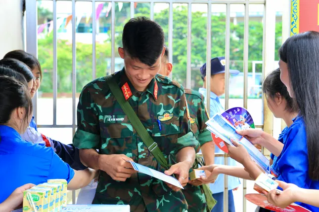 Chiến sĩ trẻ ôn thi trong doanh trại, nuôi ước mơ vào Học viện Biên Phòng ảnh 3