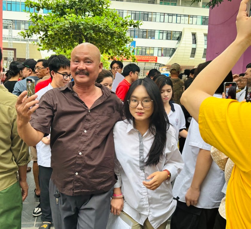 Nhiều phụ huynh thở phào nhẹ nhõm sau khi con kết thúc kỳ thi quan trọng.