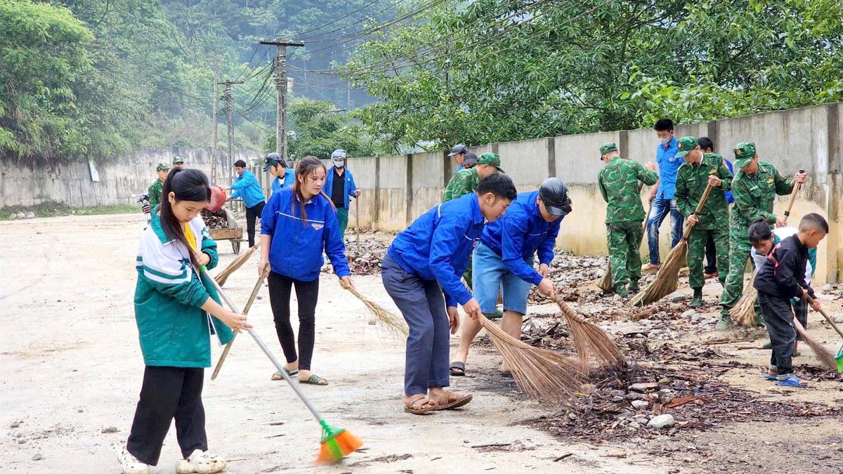 Les membres du syndicat et les forces armées du district de Hoang Su Phi nettoient les routes, assurant ainsi la propreté et la beauté.