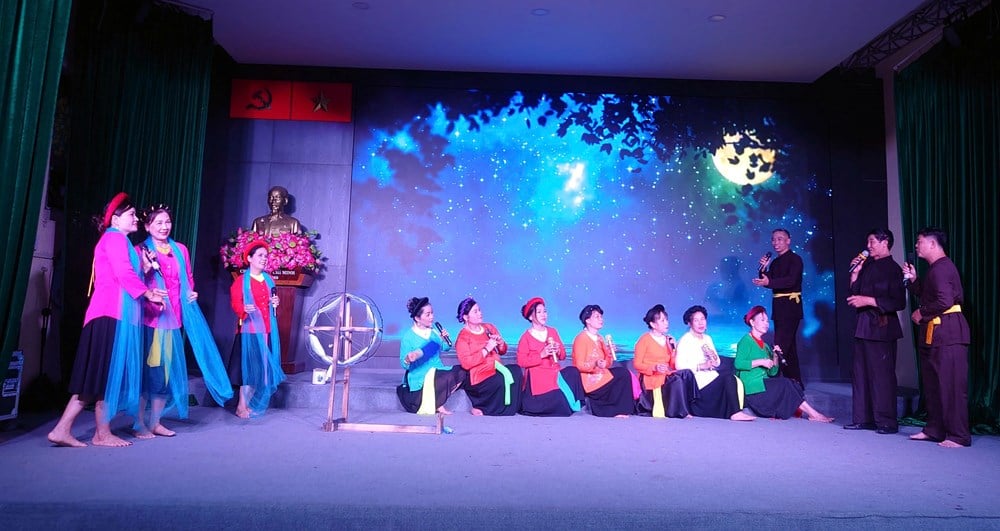 Hơn 100 học viên được bồi dưỡng hát dân ca và thuyết minh hình ảnh triển lãm - ảnh 5