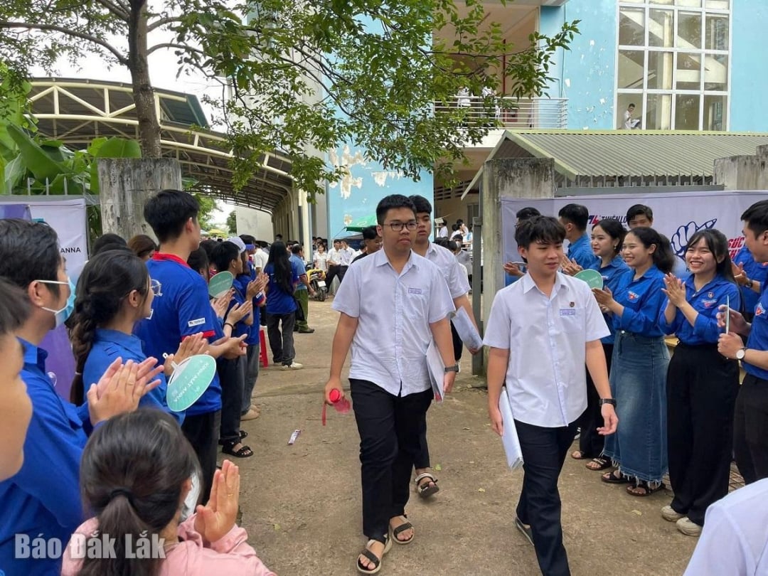 Thí sinh dự thi tại Điểm thi Trường THPT Chuyên Nguyễn Du. Ảnh: Vân Anh