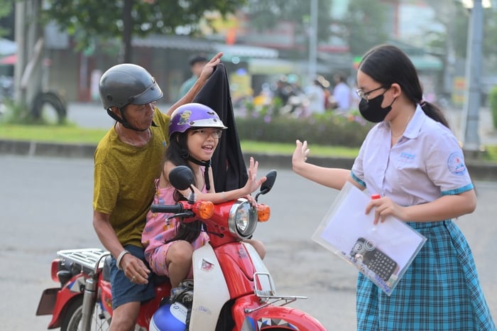 Đứng trước cổng điểm thi tốt nghiệp THPT 2025, thương hơn tấm lòng cha mẹ- Ảnh 15.
