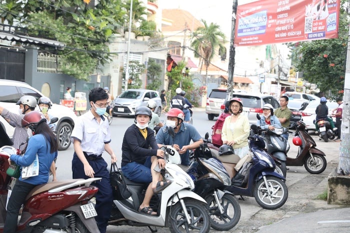 Đứng trước cổng điểm thi tốt nghiệp THPT 2025, thương hơn tấm lòng cha mẹ- Ảnh 9.