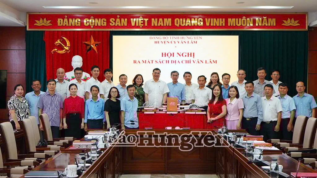 Các đại biểu tại hội nghị ra mắt sách Địa chí Văn Lâm