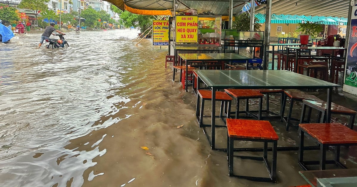 雨季のホーチミン市では、多くの店が「洪水で閉店」という悲しい状況になっている。