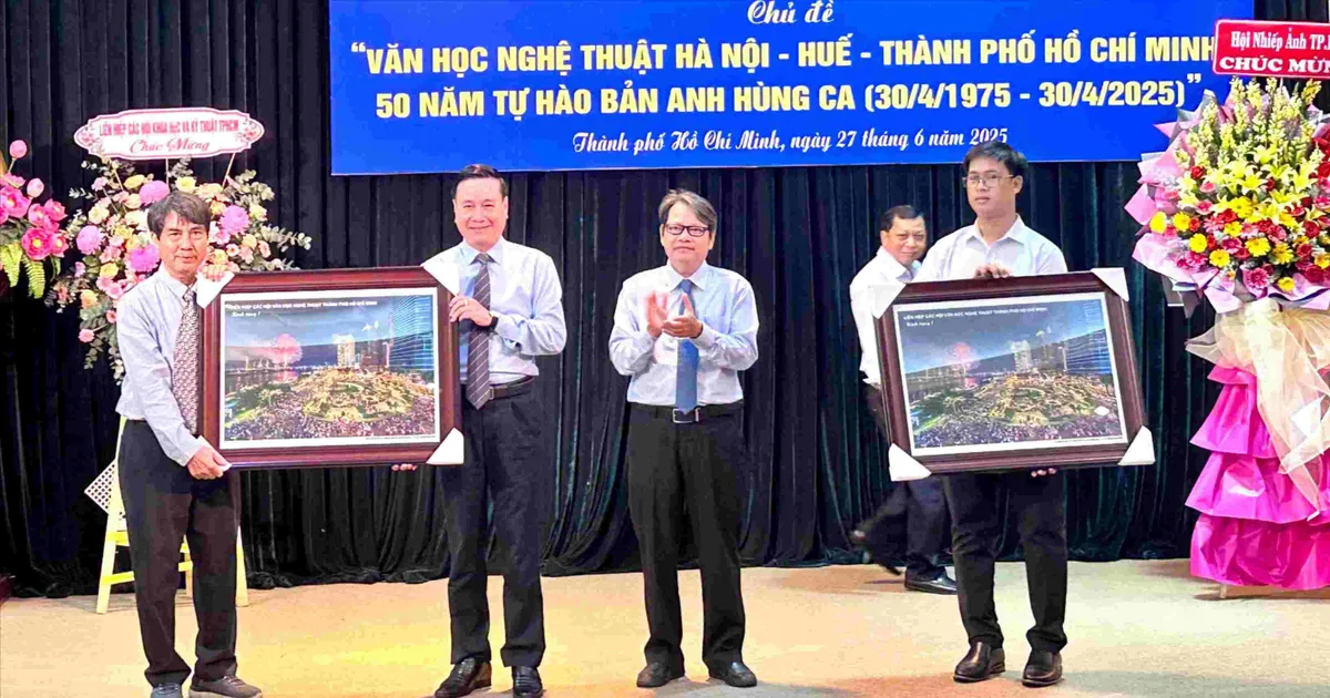 ពហុហ្វូននៅតែបង្រួបបង្រួមទាំងមូលនៃទីក្រុងហាណូយ - ហឺ - ហូជីមិញ វប្បធម៌និងសិល្បៈបន្ទាប់ពី 50 ឆ្នាំ