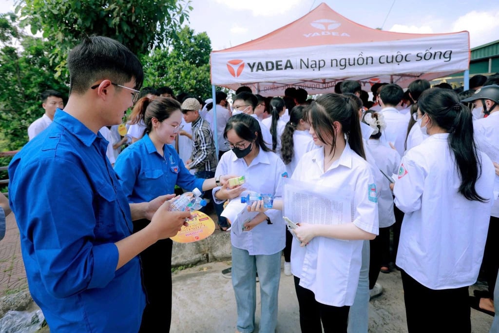 Các đoàn viên thanh niên tiếp nước cho thí sinh.