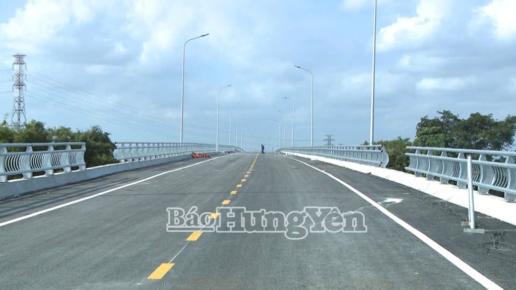 Le pont La Tien traverse la rivière Luoc, reliant le district de Hung Ha (Thai Binh) au district de Phu Cu (Hung Yen).