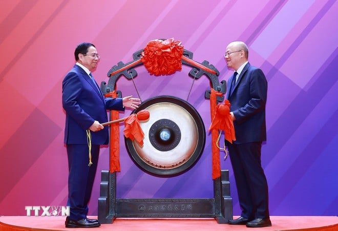 Thủ tướng Phạm Minh Chính thực hiện nghi thức đánh cồng tại Sàn giao dịch chứng khoán Thượng Hải. (Ảnh: Dương Giang/TTXVN)