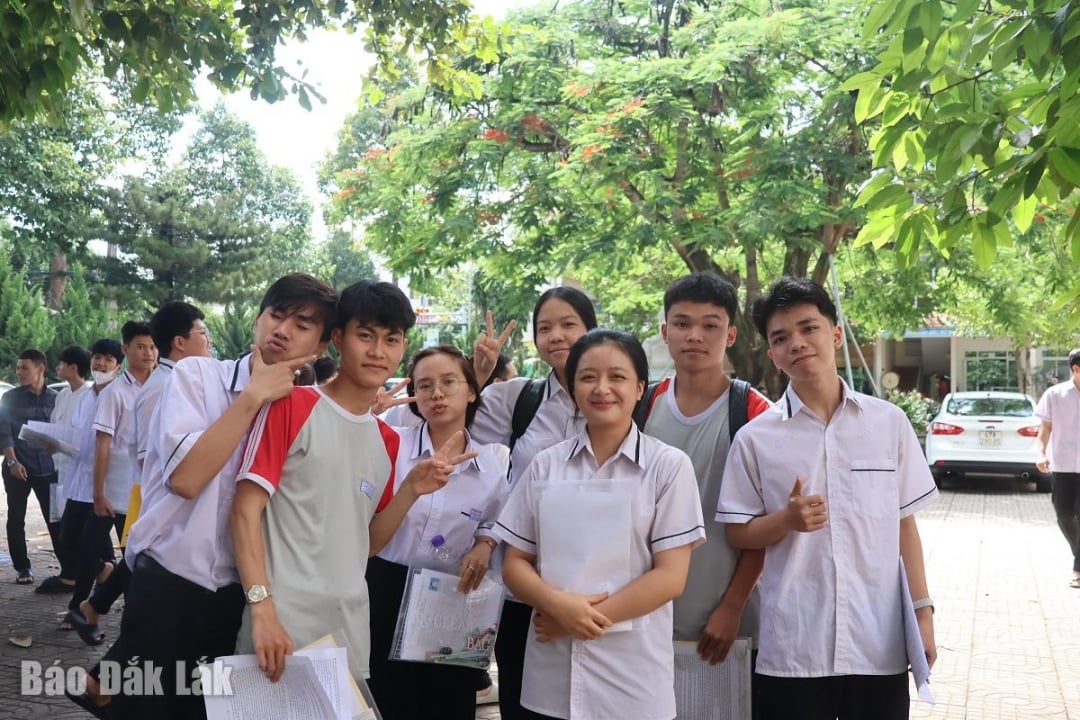 បេក្ខជន​ប្រឡង​នៅ​មណ្ឌល​ប្រឡង​វិទ្យាល័យ Chu Van An នៅ​ព្រឹក​ថ្ងៃ​ទី​២៧ ខែ​មិថុនា។