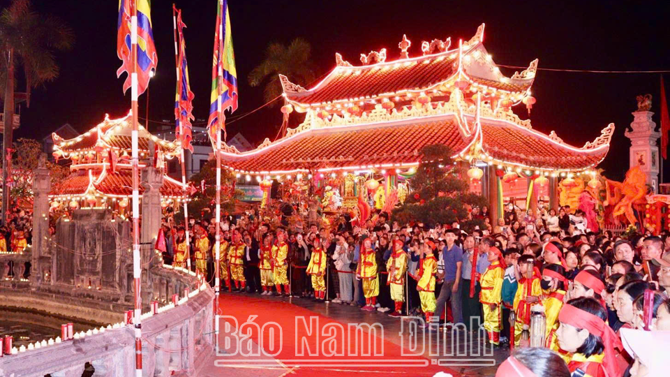Lễ hội Phủ Dầy (Vụ Bản) hàng năm thu hút đông đảo người dân địa phương và du khách thập phương về dự.